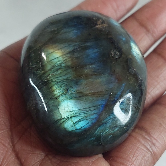 Labradorite Palm Stone | Protective & Transformative Energy for Intuition - Picture 4 of 4